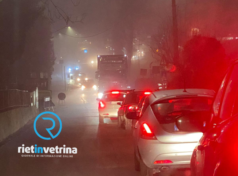 Rotatoria Campomoro, camion ha difficoltà di manovra e il traffico rimane bloccato