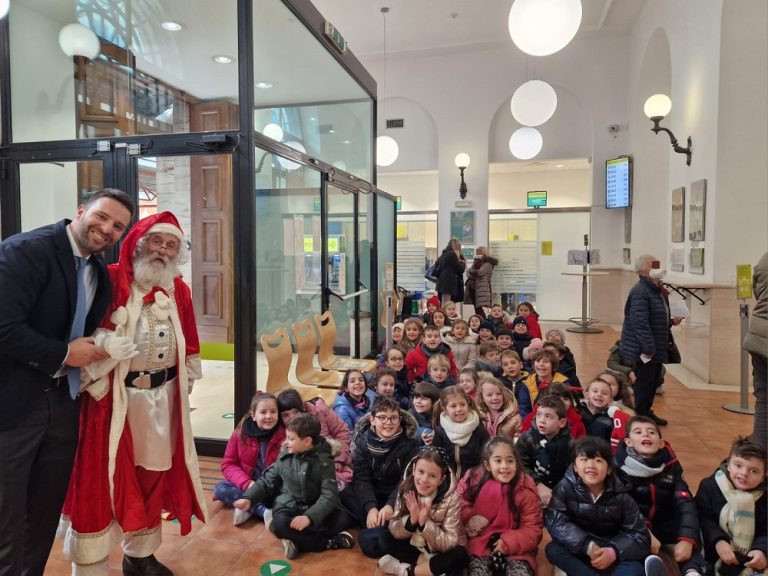 I bimbi della scuola primaria Minervini-Sisti  spediscono letterine a Babbo Natale