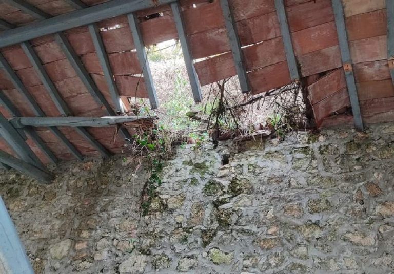 Cantalice, crolla il tetto di uno storico lavatoio. Dionisi: “Colpa della scarsa manutenzione”