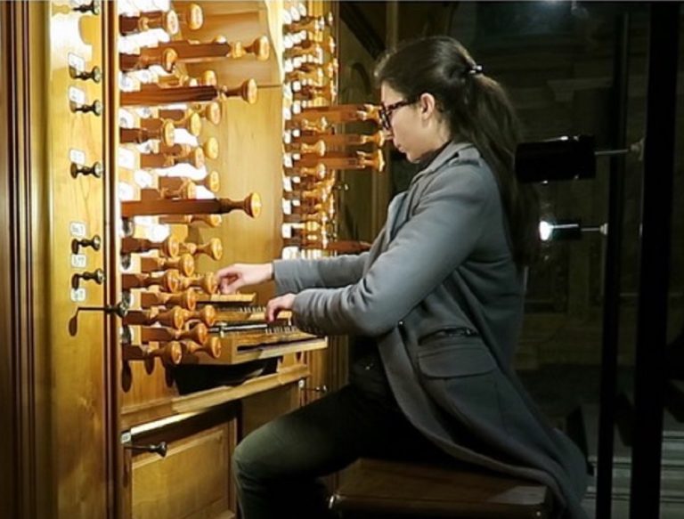 “L’organo nel tempo”. Sabato 10 dicembre a largo San Giorgio l’organista Flavia Gianfreda