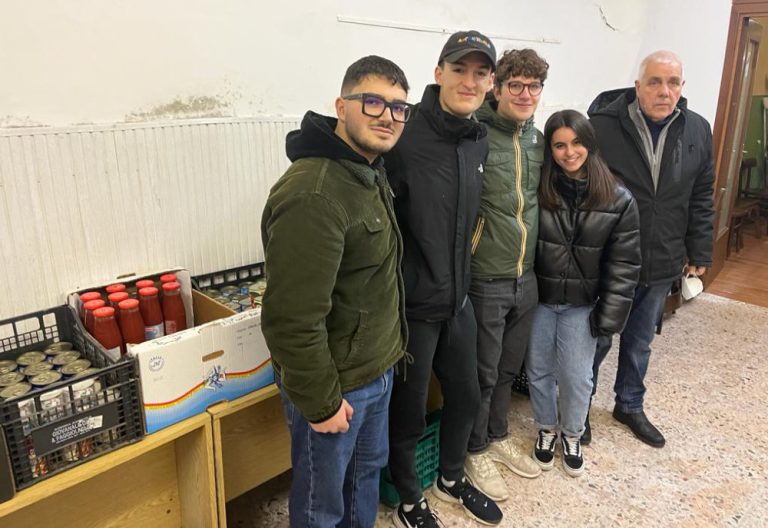 I giovani del Leo Club Varrone donano generi alimentari alla Caritas santa Lucia