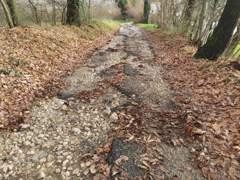 SEI TU IL REPORTER – “A Cantalice la strada per il campo sportivo è piena di buche”