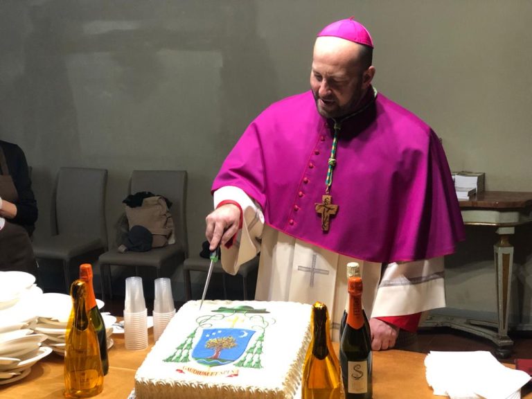 Proseguono i festeggiamenti con monsignor Vito Piccinonna – Il taglio della torta