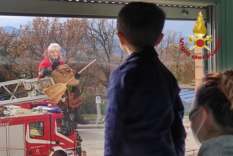 La Befana dei Vigili del Fuoco di Rieti al reparto Pediatria dell’ospedale de Lellis – LE FOTO