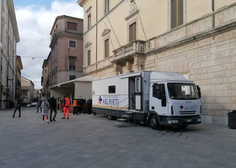 Il camper ASL Rieti in piazza Vittorio Emanuele II per le vaccinazioni antinfluenzale e antiCovid