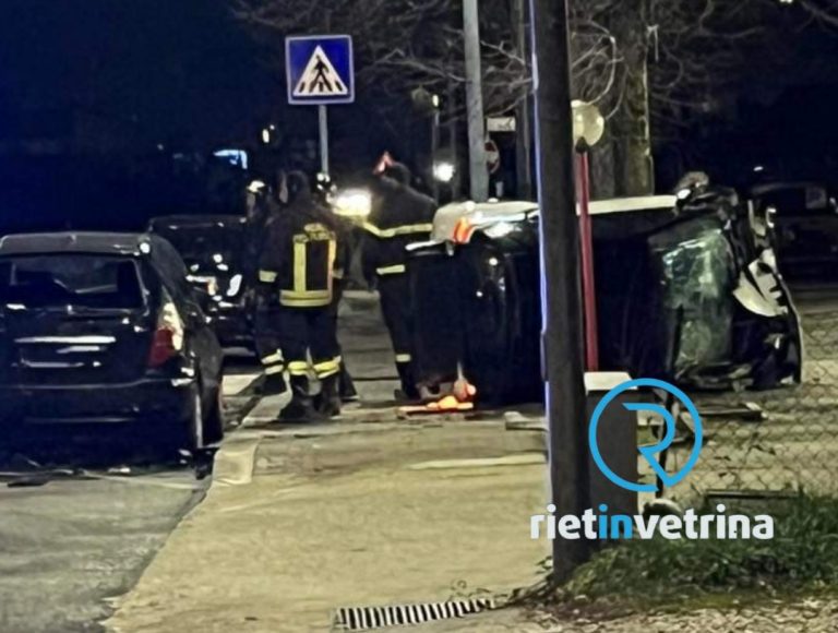 Vazia, auto si ribalta