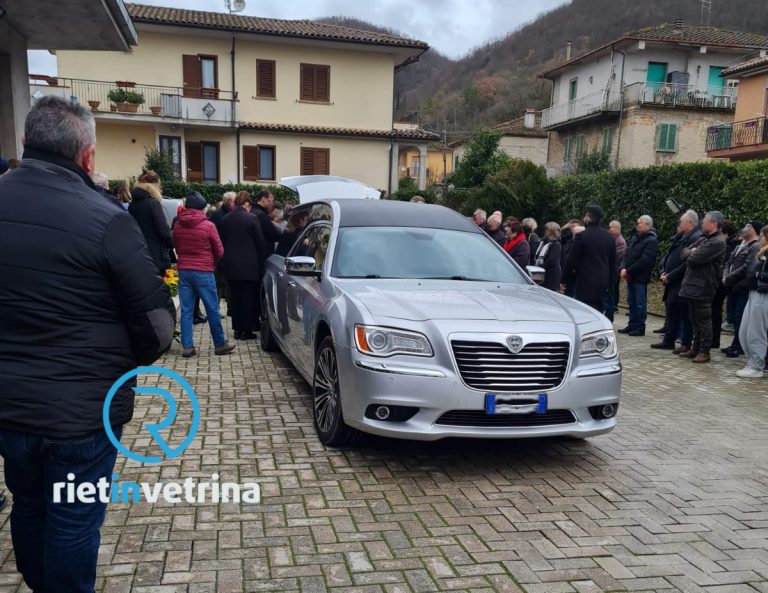 In tanti al funerale di Tinuccio Leoncini