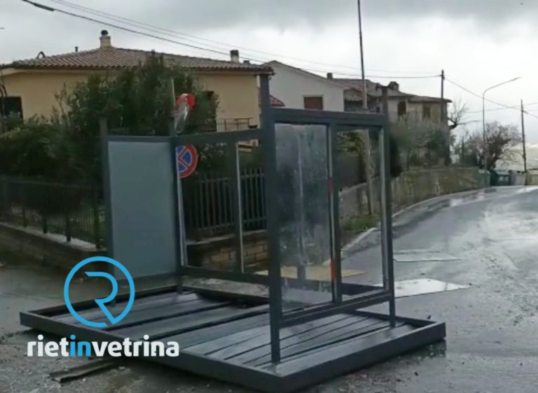 A Poggio Fidoni Alto il forte vento ha divelto la pensilina autobus TPL