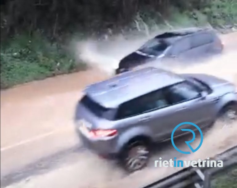 ►VIDEO – Salaria per Roma allagata altezza Maglianello. Acqua fino alle abitazioni