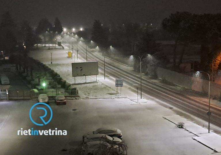 Nella notte Rieti imbiancata dalla neve