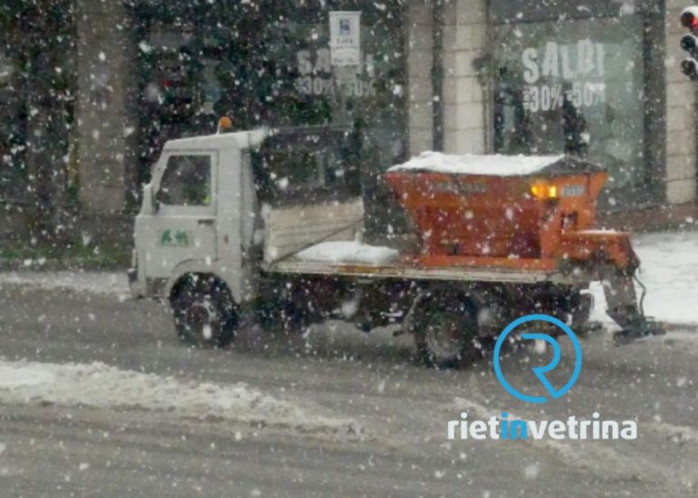 Rieti, mezzi spargisale in azione