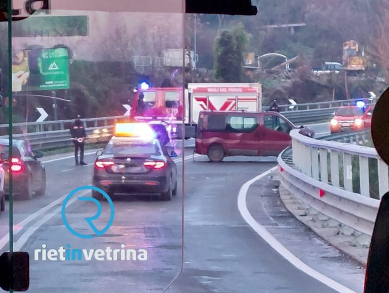Furgone di traverso sulla Salaria per Roma altezza Borgo Quinzio. Carabinieri sul posto