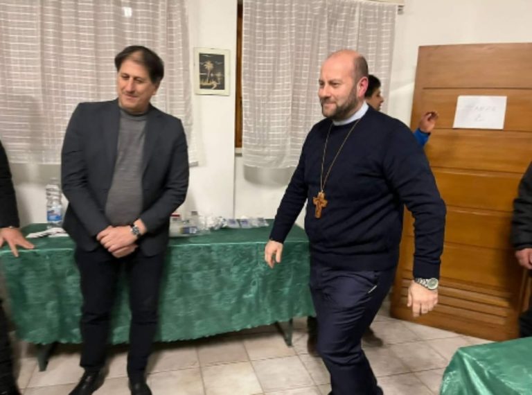 Il vescovo Piccinonna a sorpresa alla cena di raccolta fondi per la chiesa di Piani Poggio Fidoni