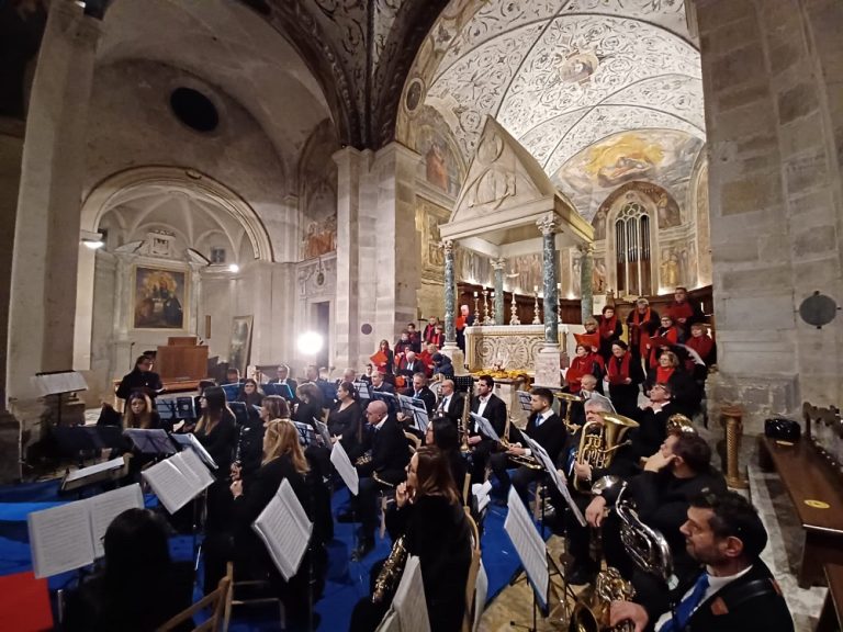 Incontro sublime quello tra la banda musicale Arce Sabina di Talocci e la Corale Mompeo di Farfa