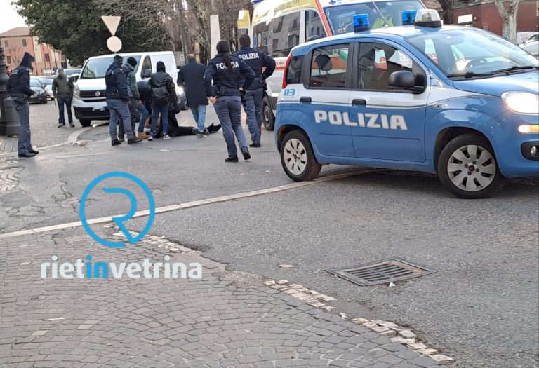 Rieti, uomo si denuda e dà in escandescenze in piazza Marconi