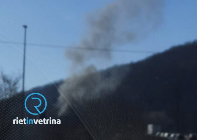 Auto in fiamme sulla Salaria dopo incidente stradale