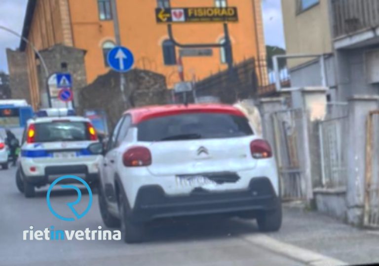 Tamponamento in via Verani, traffico a rilento