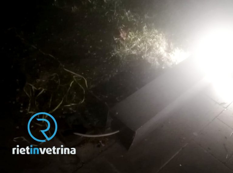 SEI TU IL REPORTER  – Vandali abbattono i lampioni nei Giardini di Ito