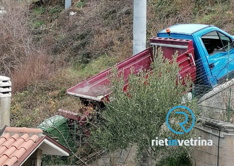 Sfiorata la tragedia a Longone. Furgone dei rifiuti finisce contro abitazione e provoca dispersione di gas