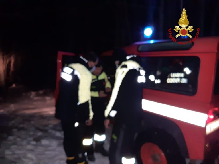 Famiglia rimane bloccata nella neve sulle montagne di Cantalice. Salvati dai VVF
