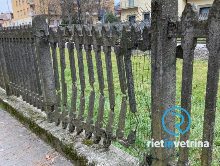 SEI TU IL REPORTER – “Lampioni e staccionata di via Mattei versano nel degrado”