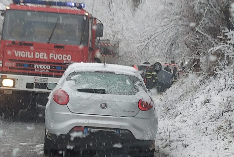 Auto si ribalta alle porte di Borbona