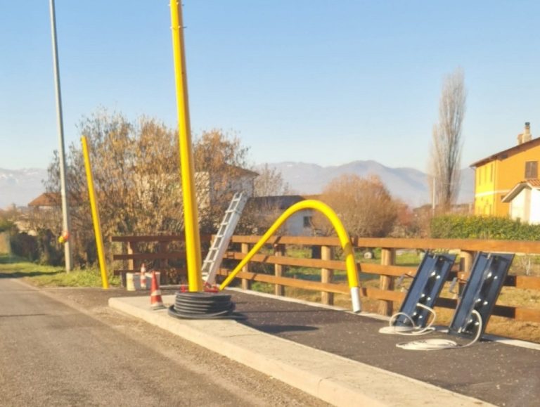 Tratto ciclopedonale via Togliatti, iniziata installazione del semaforo che regolerà l’attraversamento