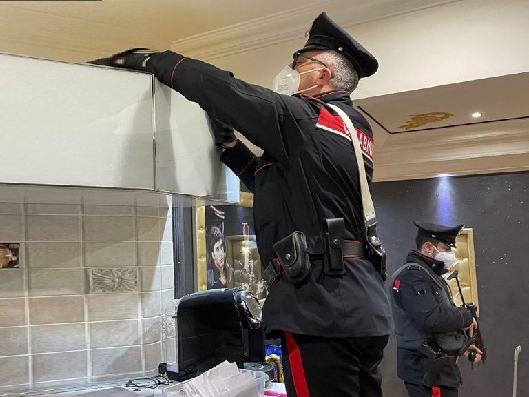 Carabinieri denunciano due giovani per detenzione di armi e spaccio di hashish