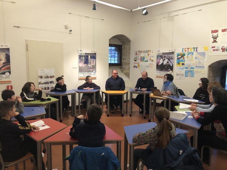 I giovani giornalisti di “Ci Vuole Un Villaggio” hanno incontrato il vescovo Vito Piccinonna