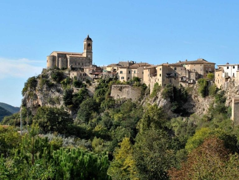 Toffia: ostello, info point, nuovi marciapiedi, ambulatorio medico. PANORAMICA SU TUTTI I LAVORI