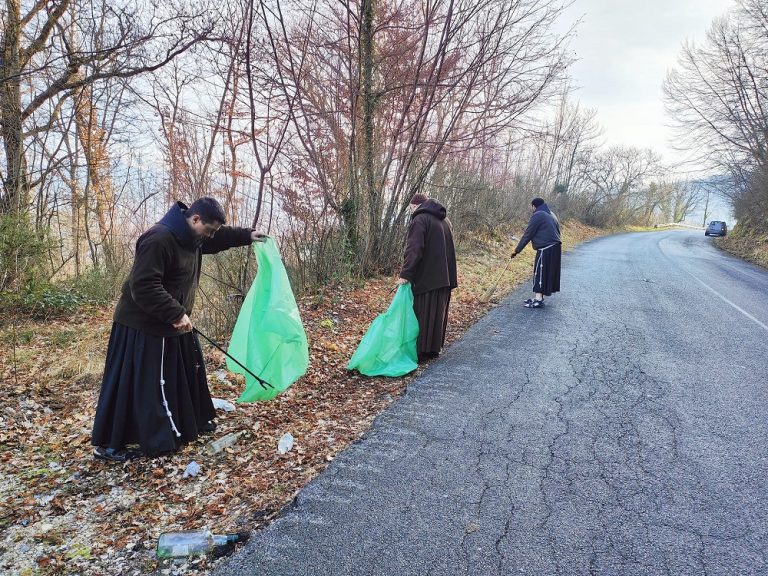 La strada che porta a Fonte Colombo è sporca. I frati la ripuliscono
