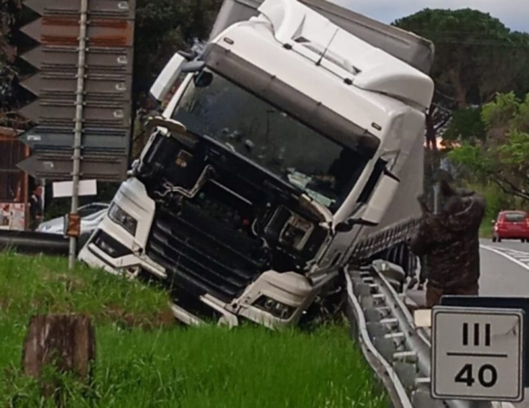 Autoarticolato finisce fuori strada altezza Borgo Quinzio