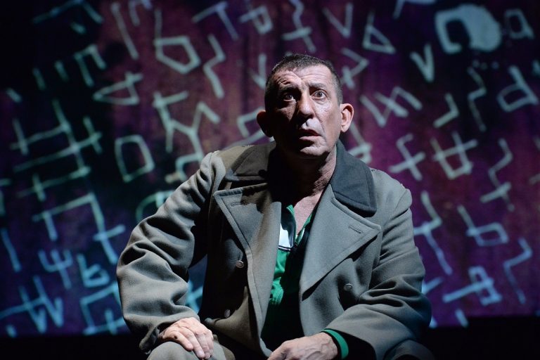 Il 26 marzo Claudio Casadio in “L’Oreste” quando i morti uccidono i vivi. Al Teatro Manlio