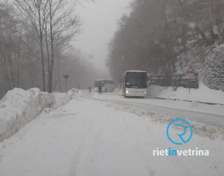 Pullman in difficoltà sul Terminillo. Strada con neve e ghiaccio