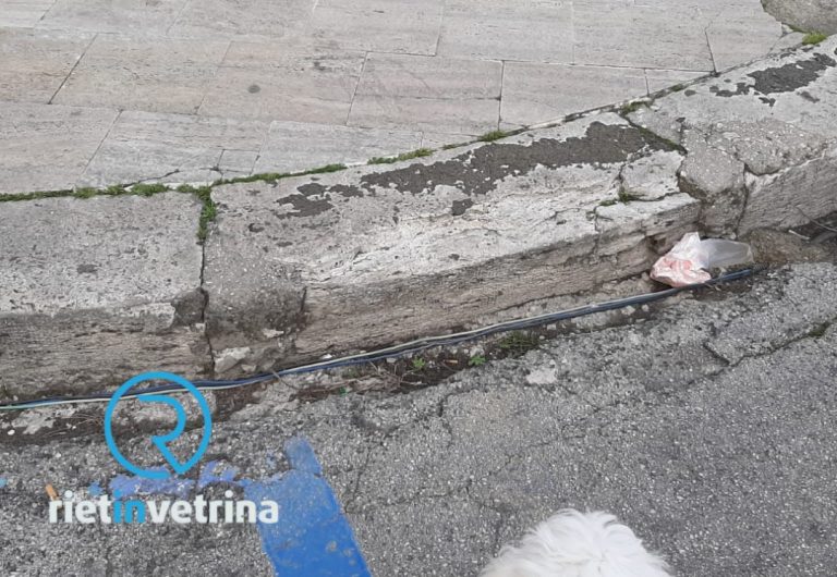 SEI TU IL REPORTER – “In piazza della Repubblica ci sono fili elettrici non protetti. Il Comune intervenga”