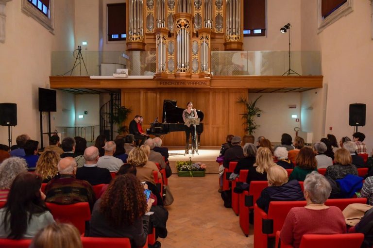 “Io da capogiro. Io senza respiro”. San Giorgio ha accolto il ricordo – ringraziamento a Raffaella Carrà