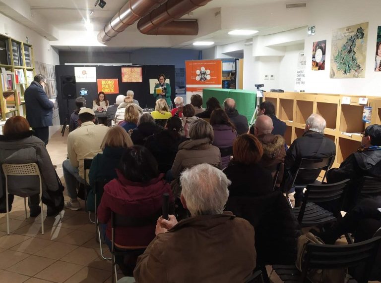 La guerra vista da chi la subisce. Chiara Ingrao fa il pieno a Rieti per la presentazione del romanzo “Il resto è silenzio”