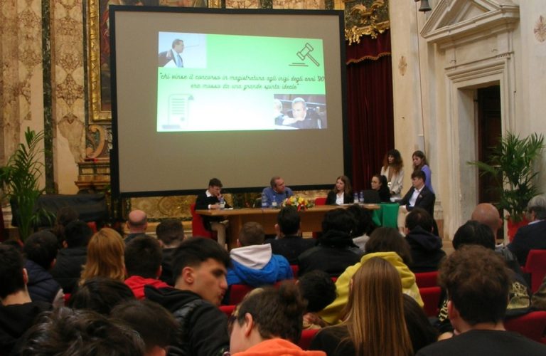 De Magistris e la storia di un magistrato scomodo: “Ostacolato dai poteri forti, ma amato dalla gente”