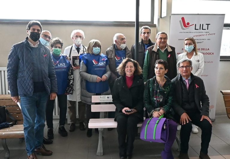Al de Lellis e al Consultorio Familiare installate il 20 marzo 2023 due Panchine Rosa