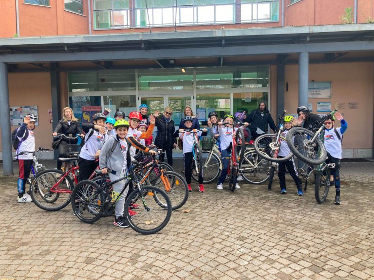Studenti e bambini alla “Pedalata per la pace”
