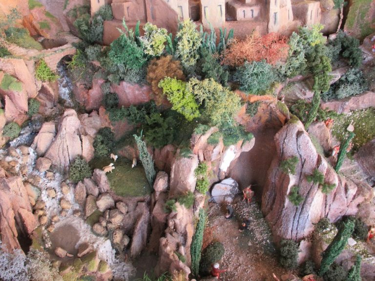 Sotto il Palazzo Papale una teca  con un particolare “presepe pasquale” opera del presepista  Gregorio Griffo