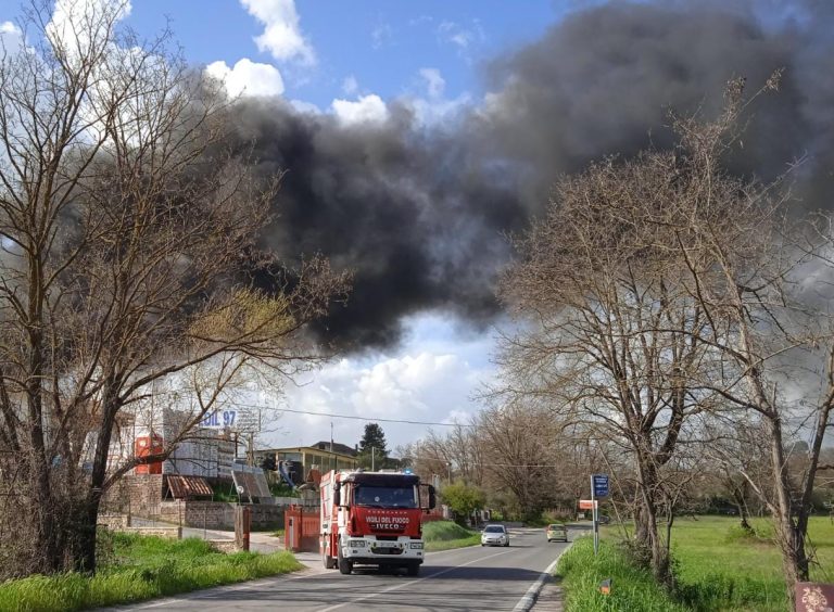 Incendio a Poggio Mirteto Scalo in una rimessa industriale