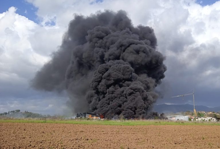 Incendio a Poggio Mirteto Scalo, sul posto autobotte Protezione Civile e VVF