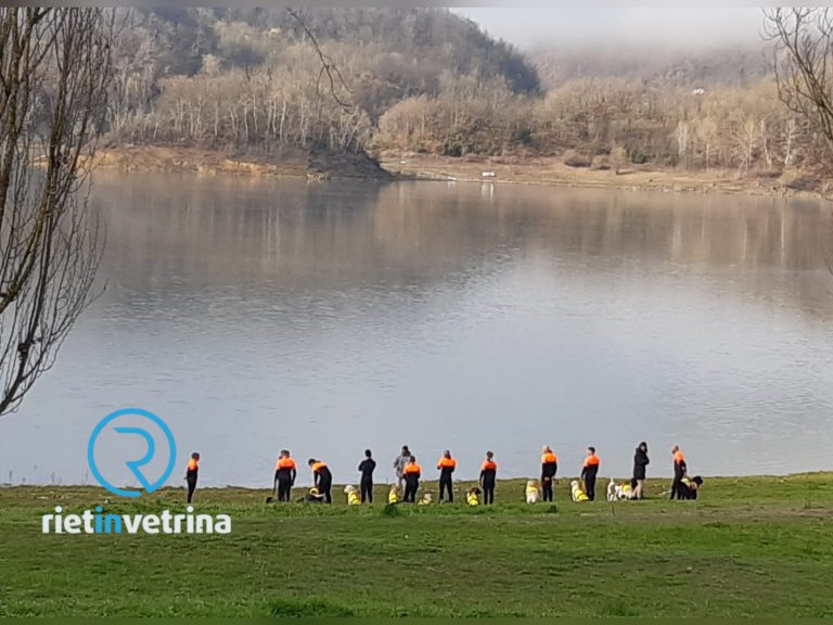 Cani soccorso si addestrano al Lago del Salto