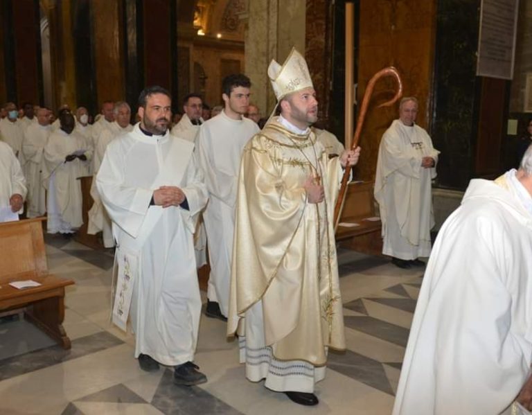 In tanti per la Messa del Crisma officiata dal vescovo Piccinonna