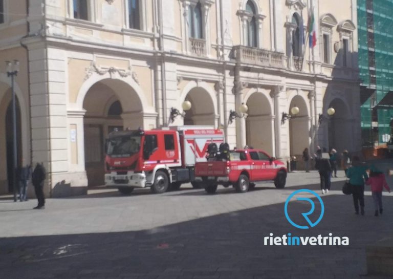 Probabile fuga di gas in piazza del Comune a Rieti. Sul posto i Vigili del Fuoco