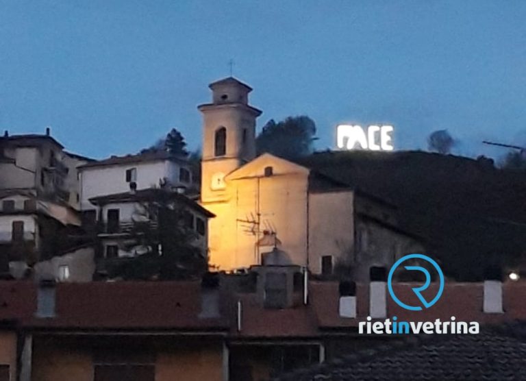 A Santa Rufina di Cittaducale la scritta “Pace” illumina il paese per le festività di Pasqua