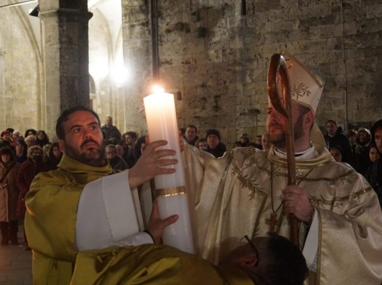 Nella luce che scoperchia il sepolcro la speranza della vita nuova