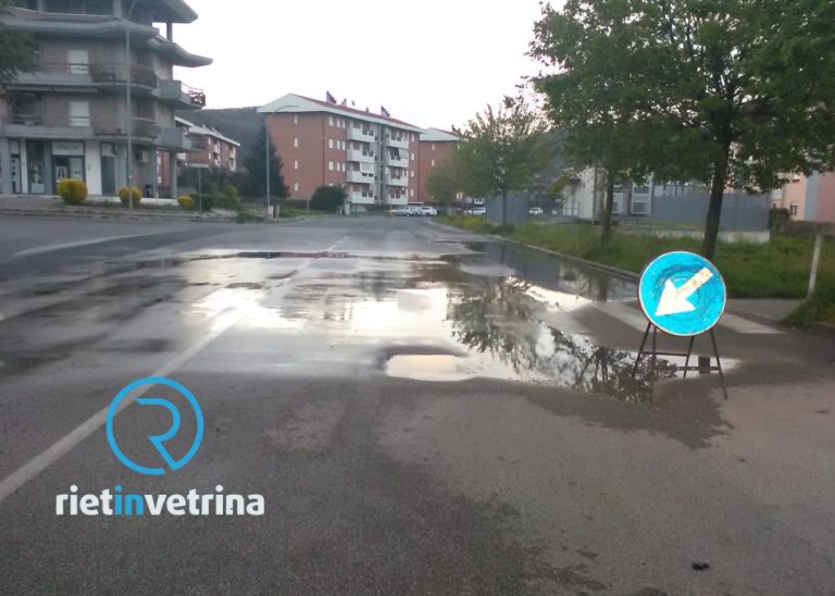 In corso di riparazione perdita di acqua in via Di Felice