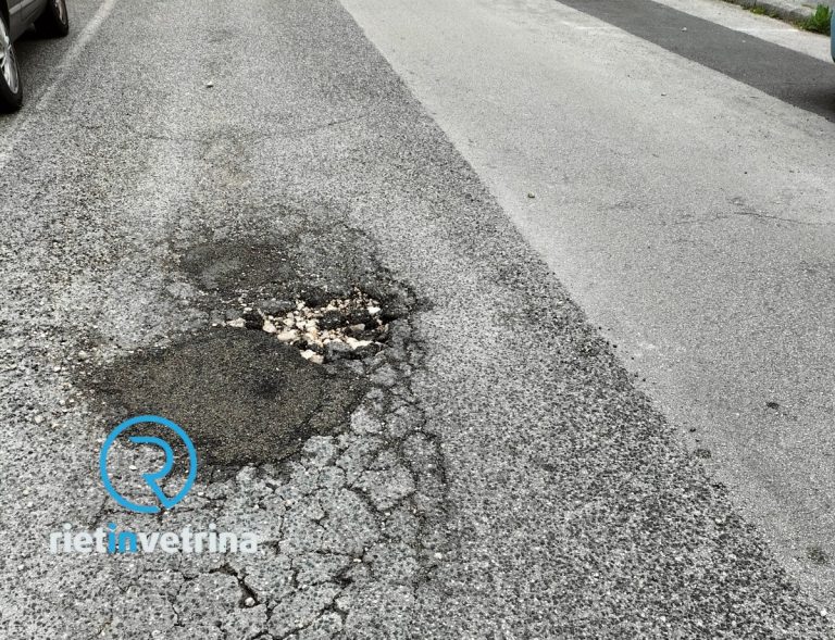 SEI TU IL REPORTER – “Chissà se il nostro Antonino Calcagnadoro avrebbe apprezzato le buche nella strada a lui intitolata?”